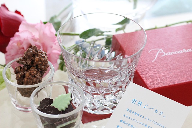 百家樂「擠牌」文化全解析｜為什麼大家要慢慢翻牌？擠牌的心理學、禮儀與你該知道的潛規則