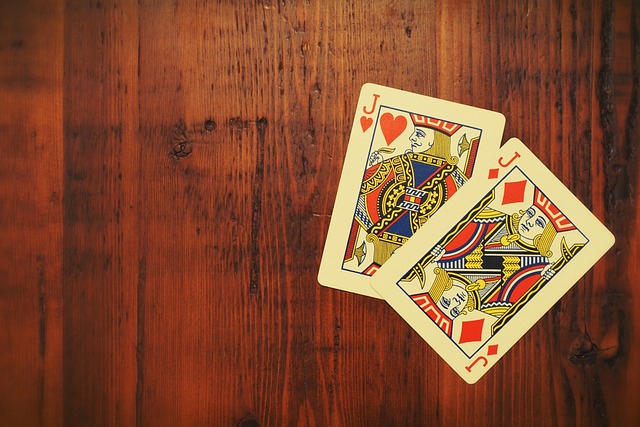 線上二十一點（Blackjack）基本策略表｜什麼時候該要牌、停牌、加倍、分牌？完整決策圖解